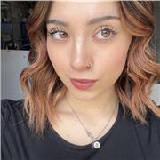 Studentessa fornisce ripetizioni e aiuto compiti